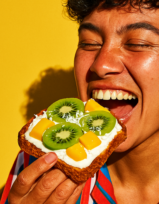Persona disfrutando una tostadita con frutas